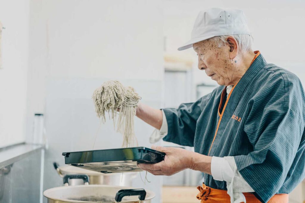 おじさま倶楽部そば打ち体験の写真